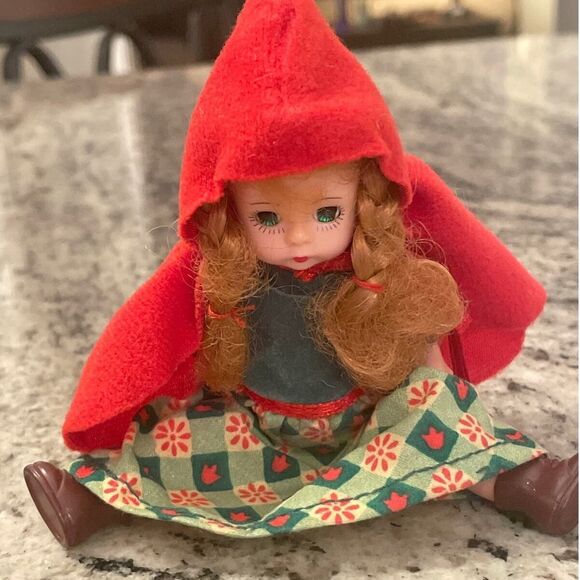 2002 Madame Alexander Doll Little Red Riding Hood Cape Braided Hair McDonalds - Picture 3 of 3